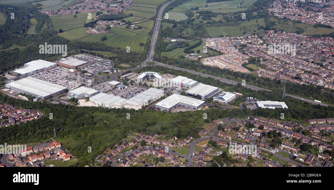 Vista aérea del parque comercial Cortonwood en Brampton, cerca de Barnsley, South Yorkshire Foto de stock