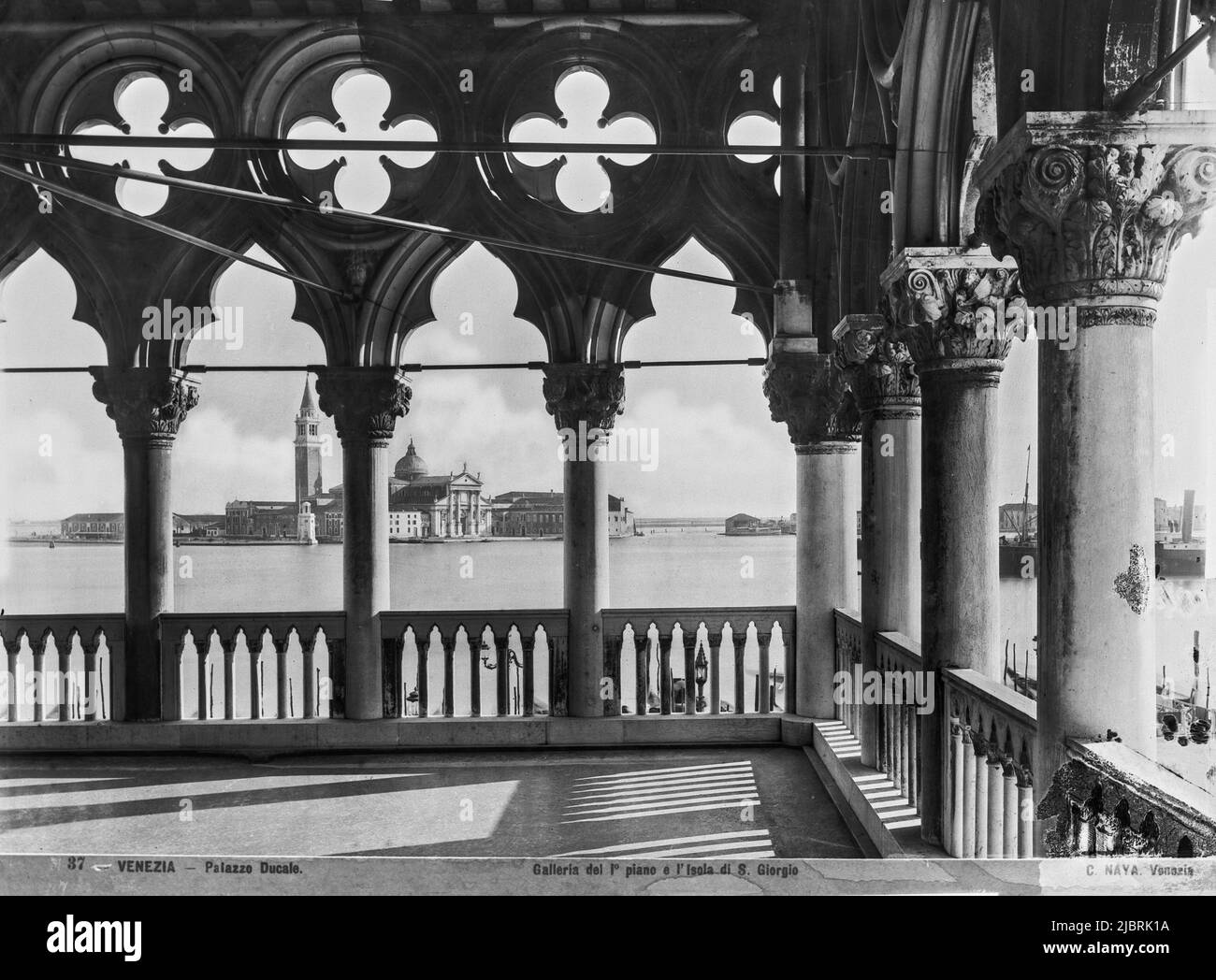 Una vista de la isla de S. Giorgio Maggiore desde los pórticos del piso 2nd  del Palacio Ducal hecho por Carlo Naya entre 1868 y 1882. El archivo  histórico de Naya-Bohm es