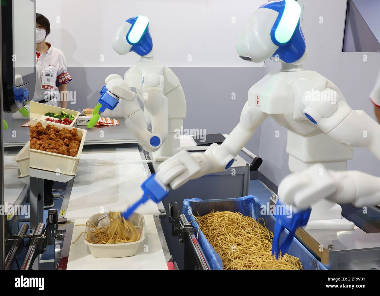 Tokio, Japón. 8th de junio de 2022. La compañía japonesa de robots RT  Corporation demuestra el robot humanoide 'Foodly' de la compañía que recoge  pollos fritos y fideos para montar cajas de