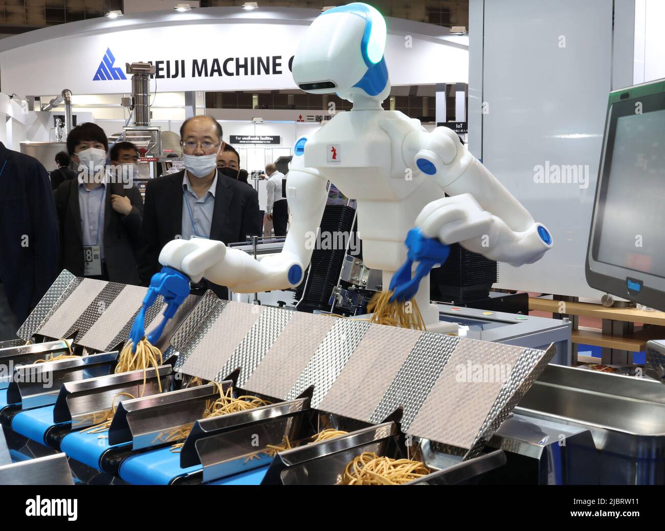 Tokio, Japón. 8th de junio de 2022. La compañía japonesa de robots RT  Corporation demuestra el robot humanoide 'Foodly' de la compañía que recoge  fideos para montar cajas de almuerzo con trabajadores