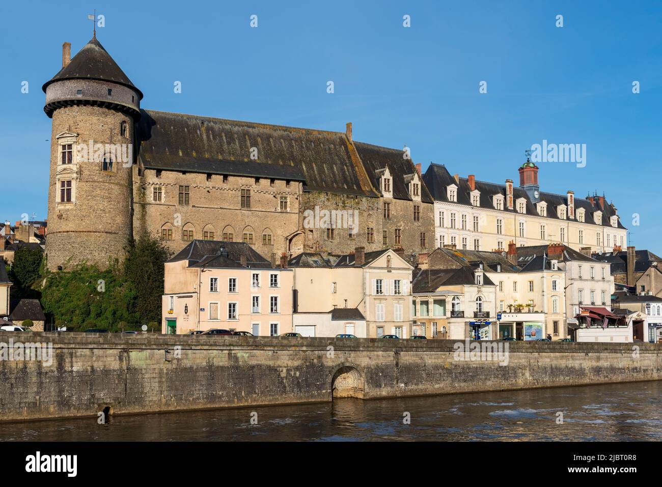 Francia, Mayenne, Laval, las orillas del río Mayenne, el castillo medieval y el renacentista Château-Neuf Foto de stock