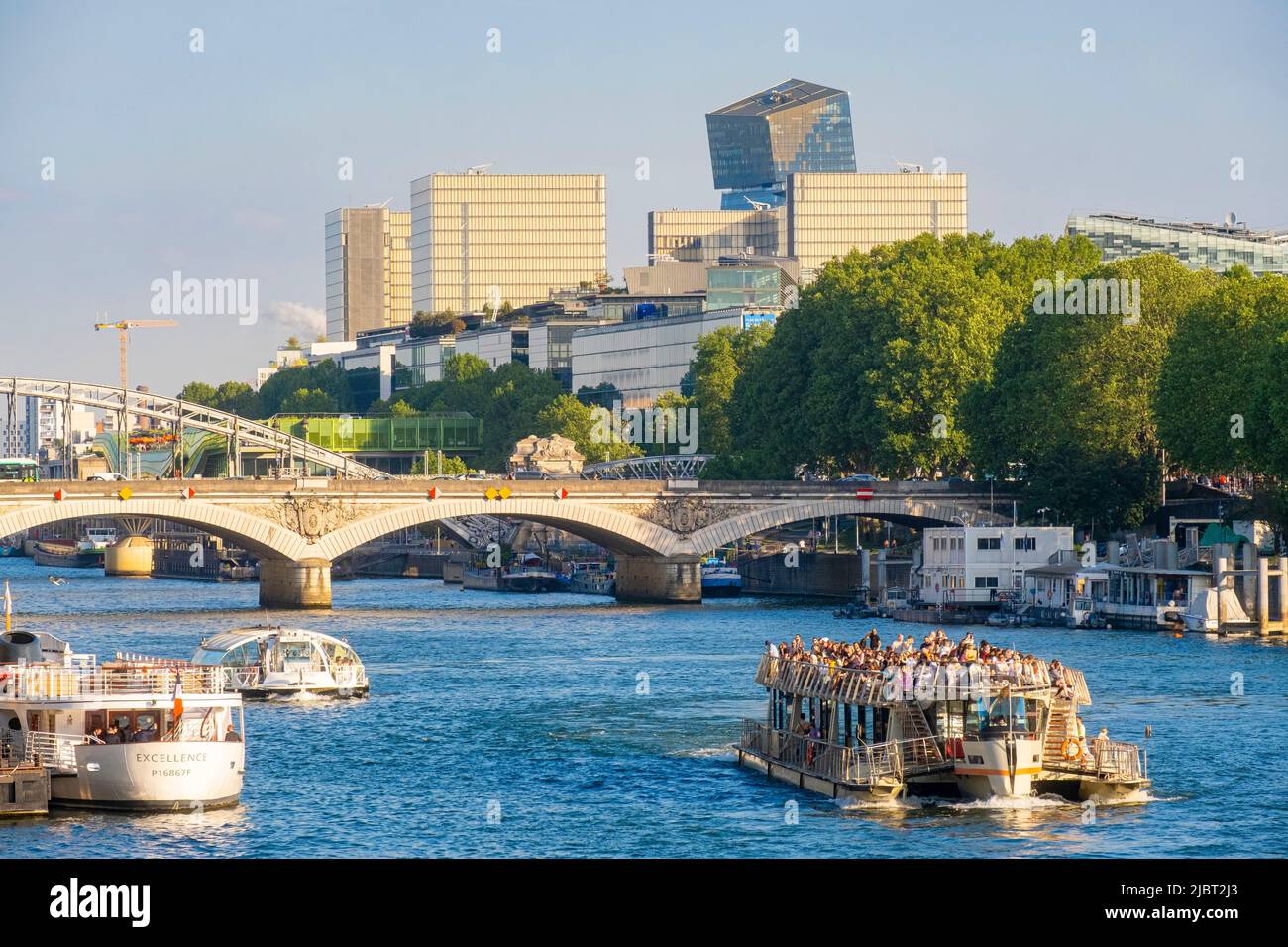Francia, París, el Sena con el Duo Tours y el BNF François Mitterand Foto de stock