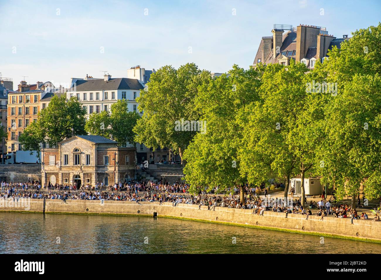 Francia, París, zona declarada Patrimonio de la Humanidad por la UNESCO, Parc des Rives de Seine, bar les Nautes Foto de stock