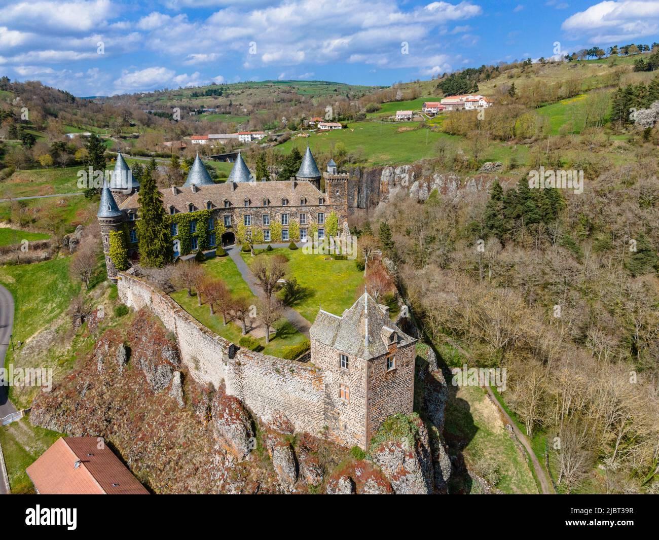 Francia, Cantal, Andelat, castillo de Sailhant, cerca de Saint Flour (vista aérea) Foto de stock