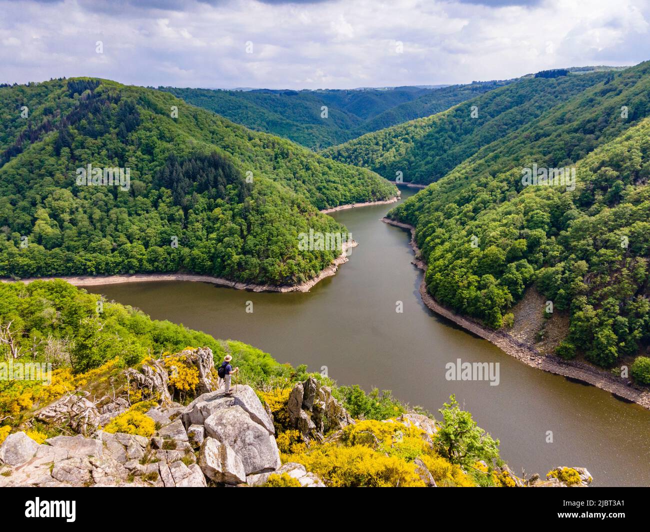 Francia, Correze, Neuvic, confluencia del Sumene y la Dordogne, Gratte Bruyere belvedere, embalse de la presa de Aigle (vista aérea) Foto de stock