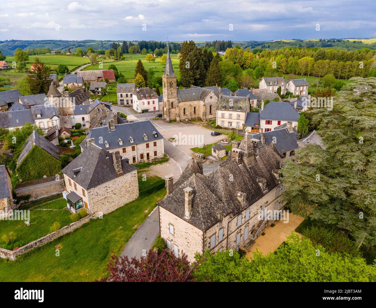 Francia, Correze, Lapleau, Rouby castillo en primer plano, valle del Dordoña (vista aérea) Foto de stock