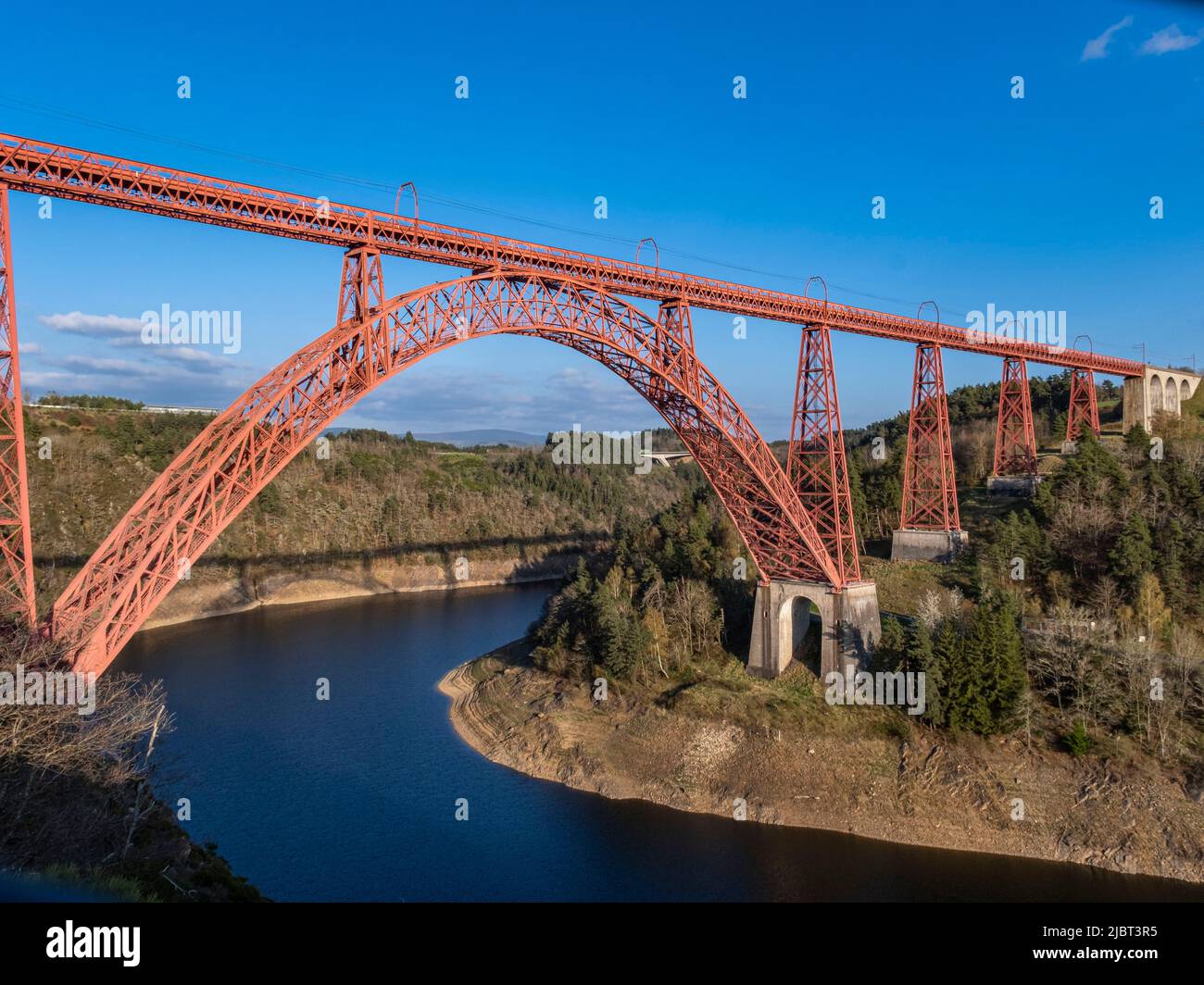 Francia, Cantal, Ruynes en Margeride, el cañón del río Truyere y el viaducto de Garabit construido por Gustave Eiffel (vista aérea) Foto de stock