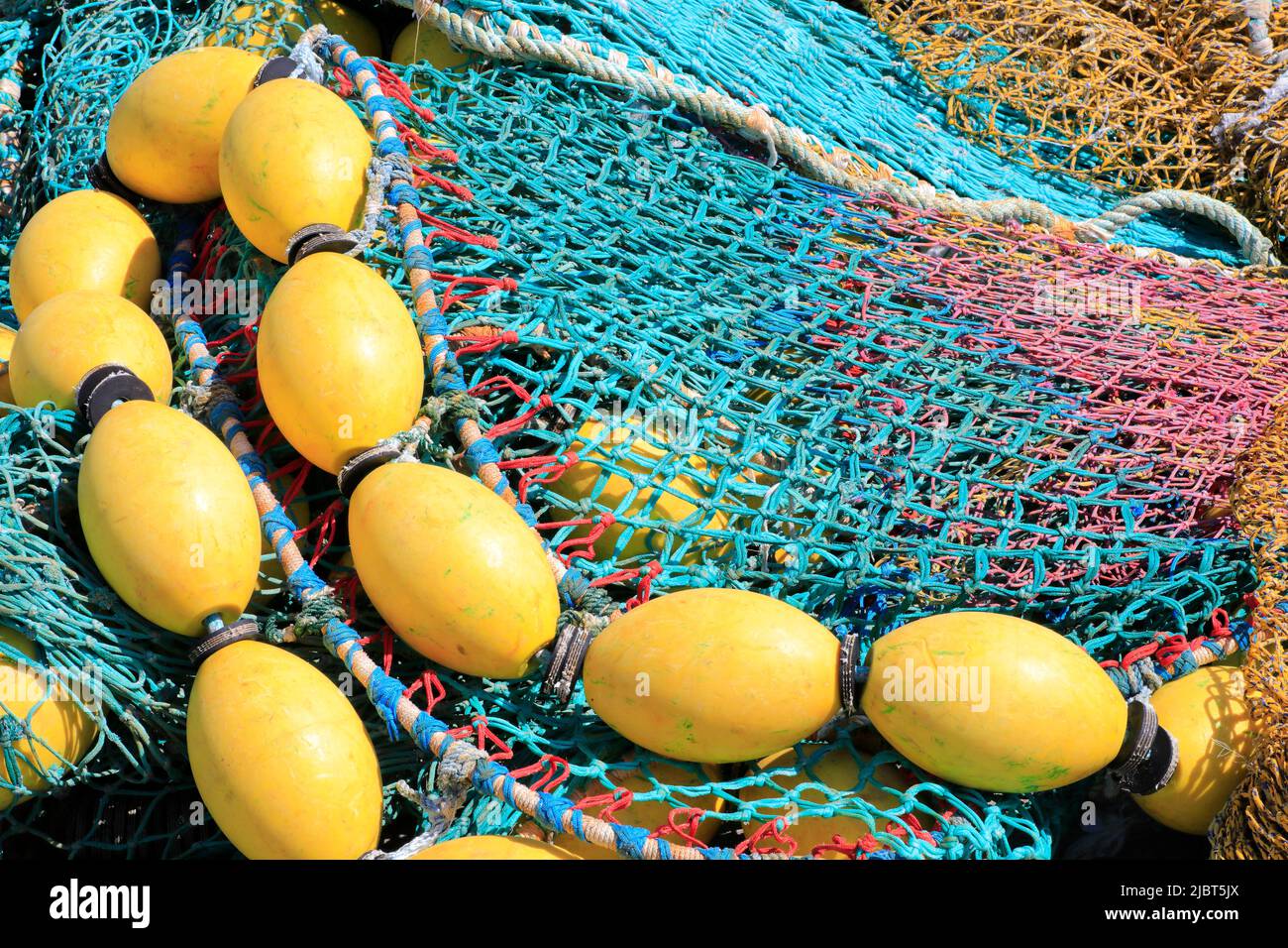 Francia, Loira Atlántico, La Turballe, redes de pesca con flotadores en el puerto Foto de stock