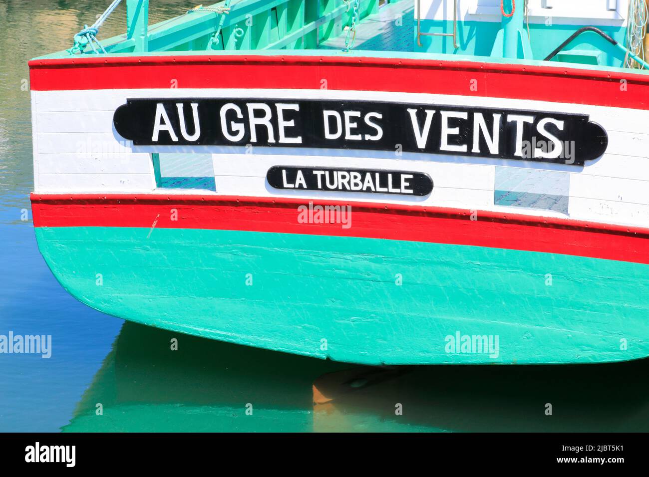 Francia, Loira Atlántico, La Turballe, antiguo barco de sardina del siglo 20th Au GRE des Vents (barco de interés patrimonial) que ahora se puede visitar en el puerto Foto de stock