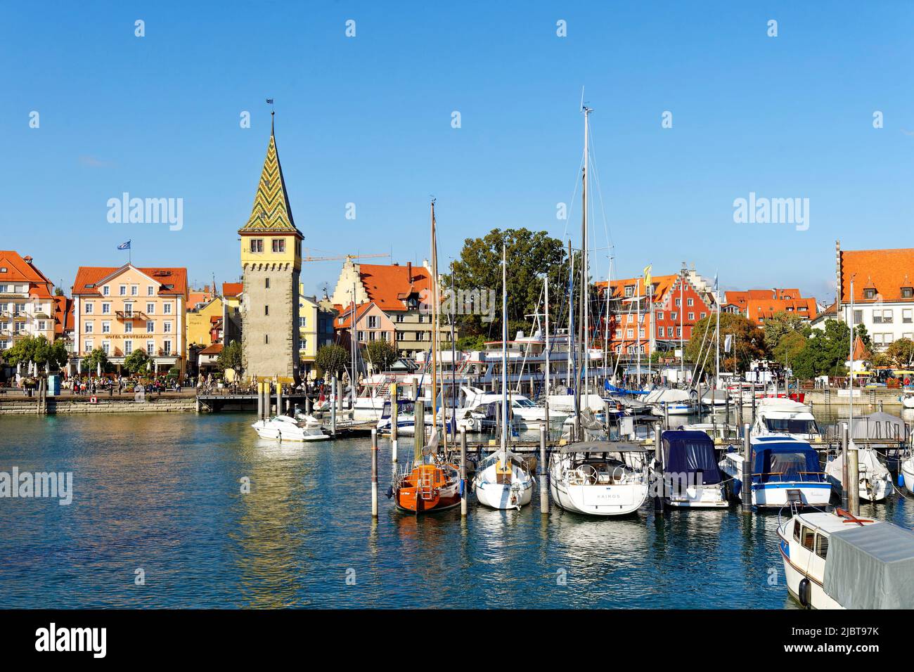 Alemania, Baviera, el Lago Constanza (Bodensee), Lindau, Puerto, antiguo faro (Mangturm o Mangenturm) Foto de stock