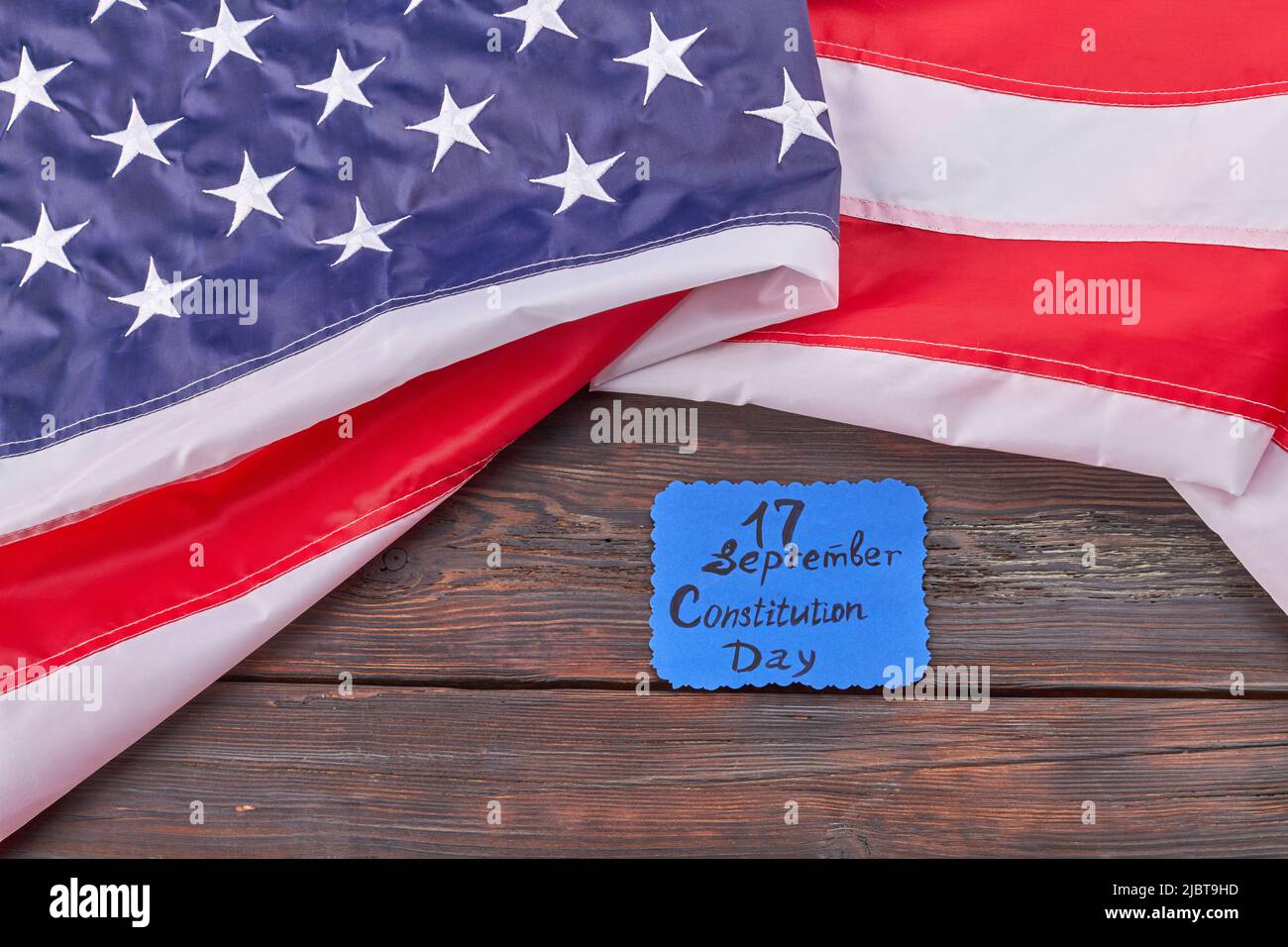 17 de septiembre Constitución del concepto USA. Gran bandera con rayas y estrellas. Fondo de escritorio de madera. Foto de stock