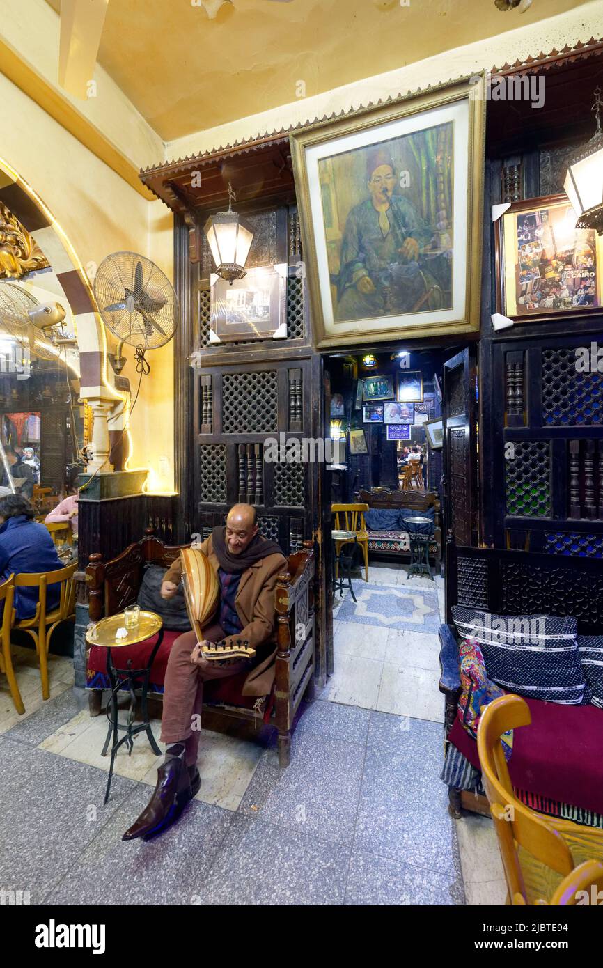 Egipto, El Cairo, El Cairo islámico, ciudad vieja declarada Patrimonio de la Humanidad por la UNESCO, Khan al-Khalili souk, El-Fishawi café, músico Foto de stock