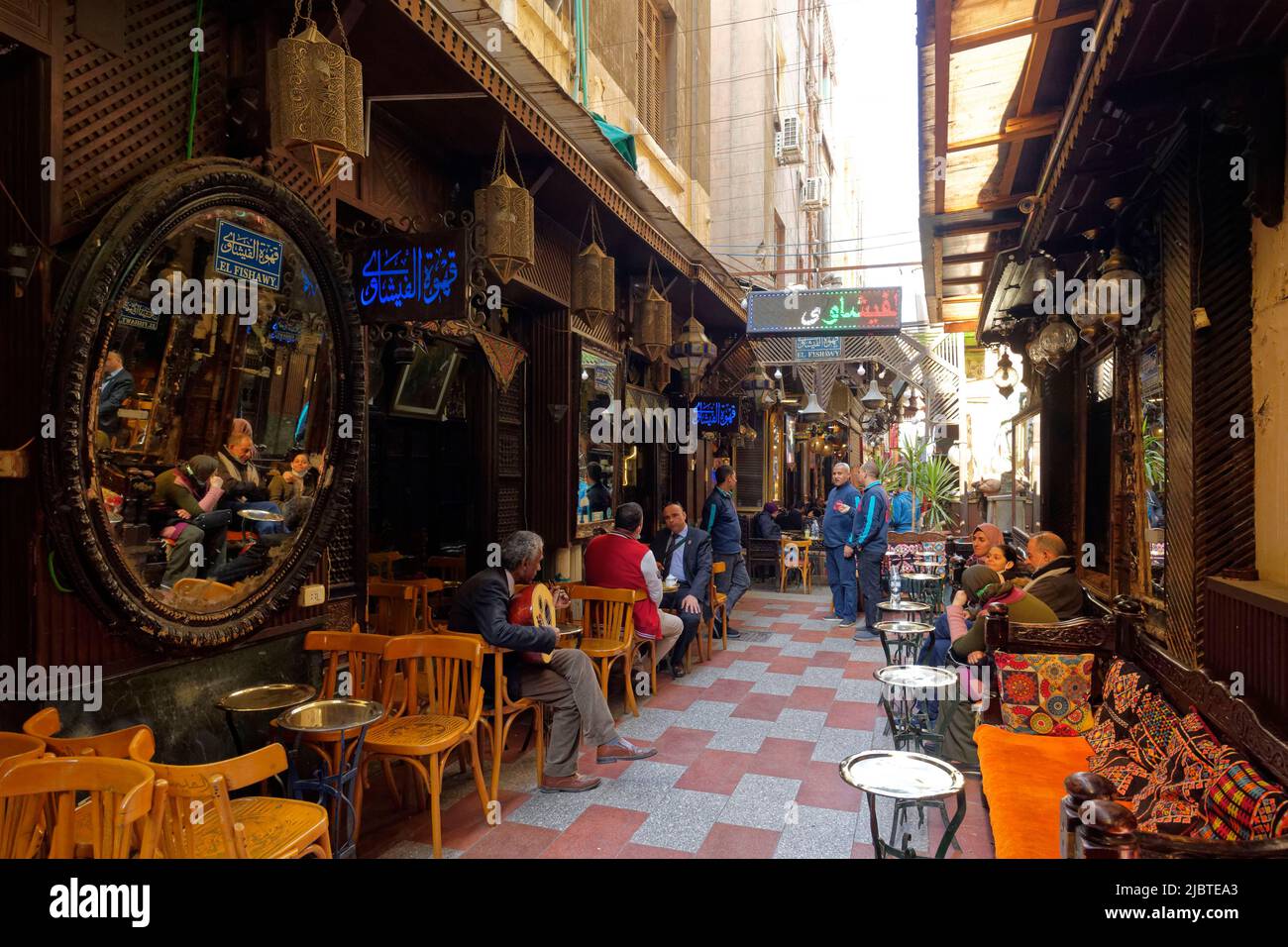 Egipto, El Cairo, El Cairo islámico, ciudad vieja declarada Patrimonio de la Humanidad por la UNESCO, Khan al-Khalili souk, El-Fishawi café Foto de stock