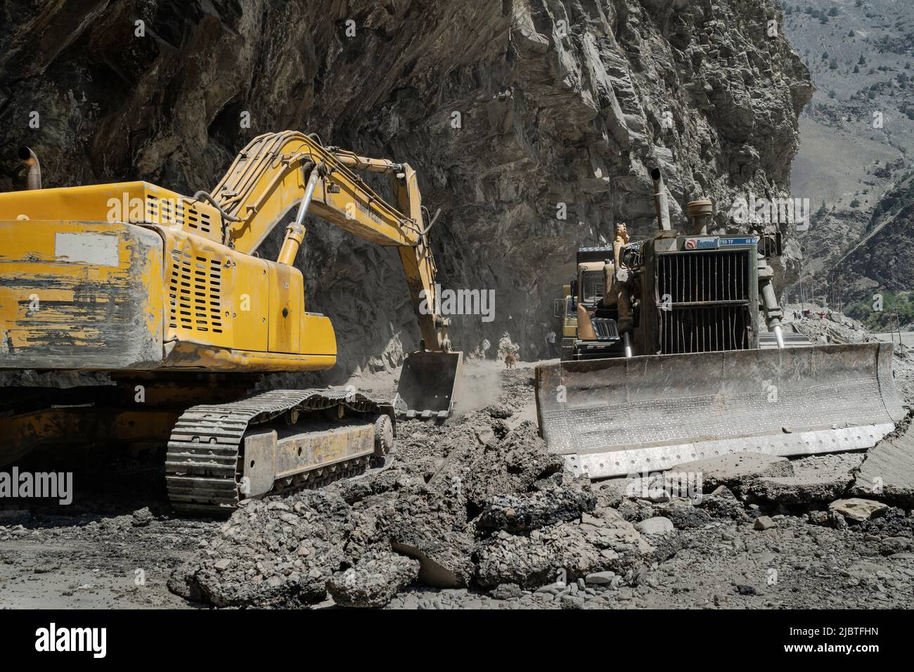 Maquinarias pesadas en la construcción y reparación de la Carretera Nacional 505 después de deslizarse por tierra en Himalaya cerca de Nako, India. Foto de stock