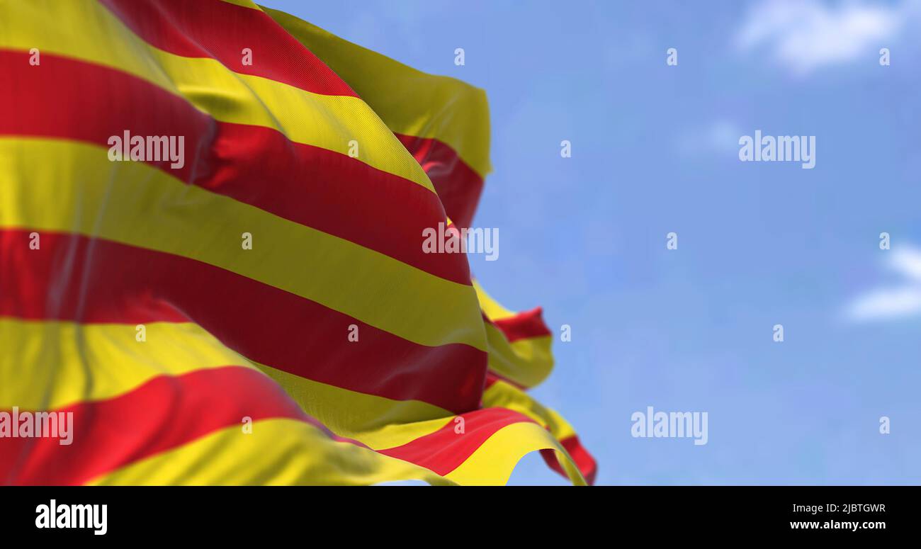 Bandera catalana ondeando en el viento en un día claro. Cataluña es una comunidad autónoma de España, designada como nacionalidad por su Estatuto de Autonomía Foto de stock