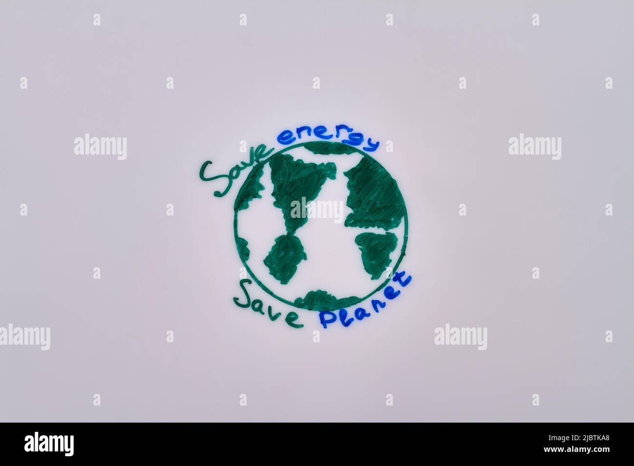 Ahorre energía y ahorre planeta. Dibujo de planeta verde. Ilustración y eslogan de la Tierra. Foto de stock