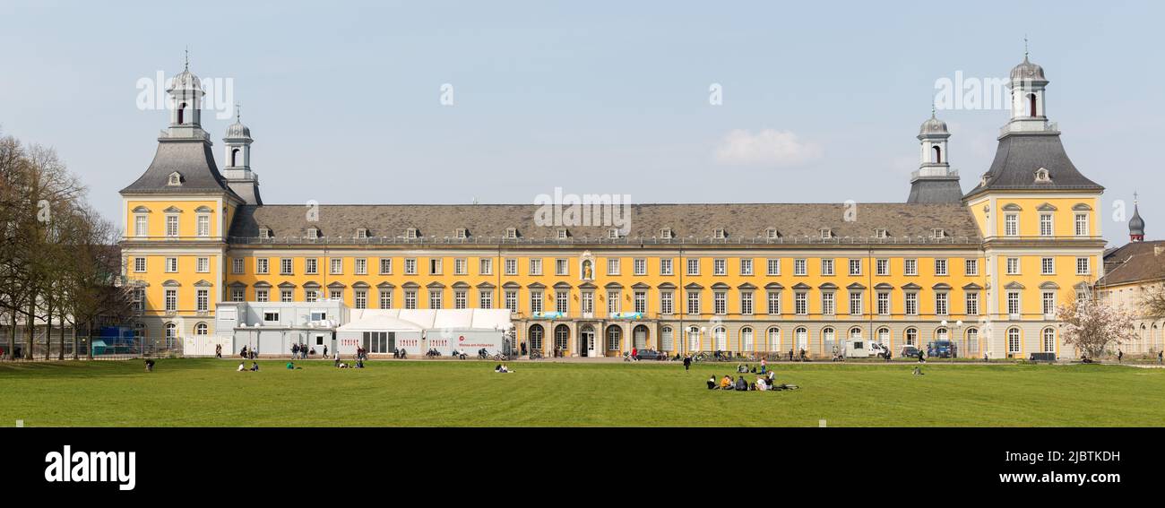Bonn, Alemania - 30 de marzo de 2022: Edificio principal de la Universidad de Bonn (Friedrich-Wilhelms-Universität). Formato panorámico. Foto de stock