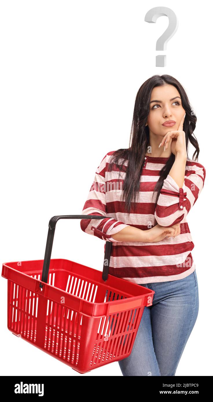Mujer joven sosteniendo una cesta vacía de la compra y cuestionándose aislada sobre fondo blanco Foto de stock