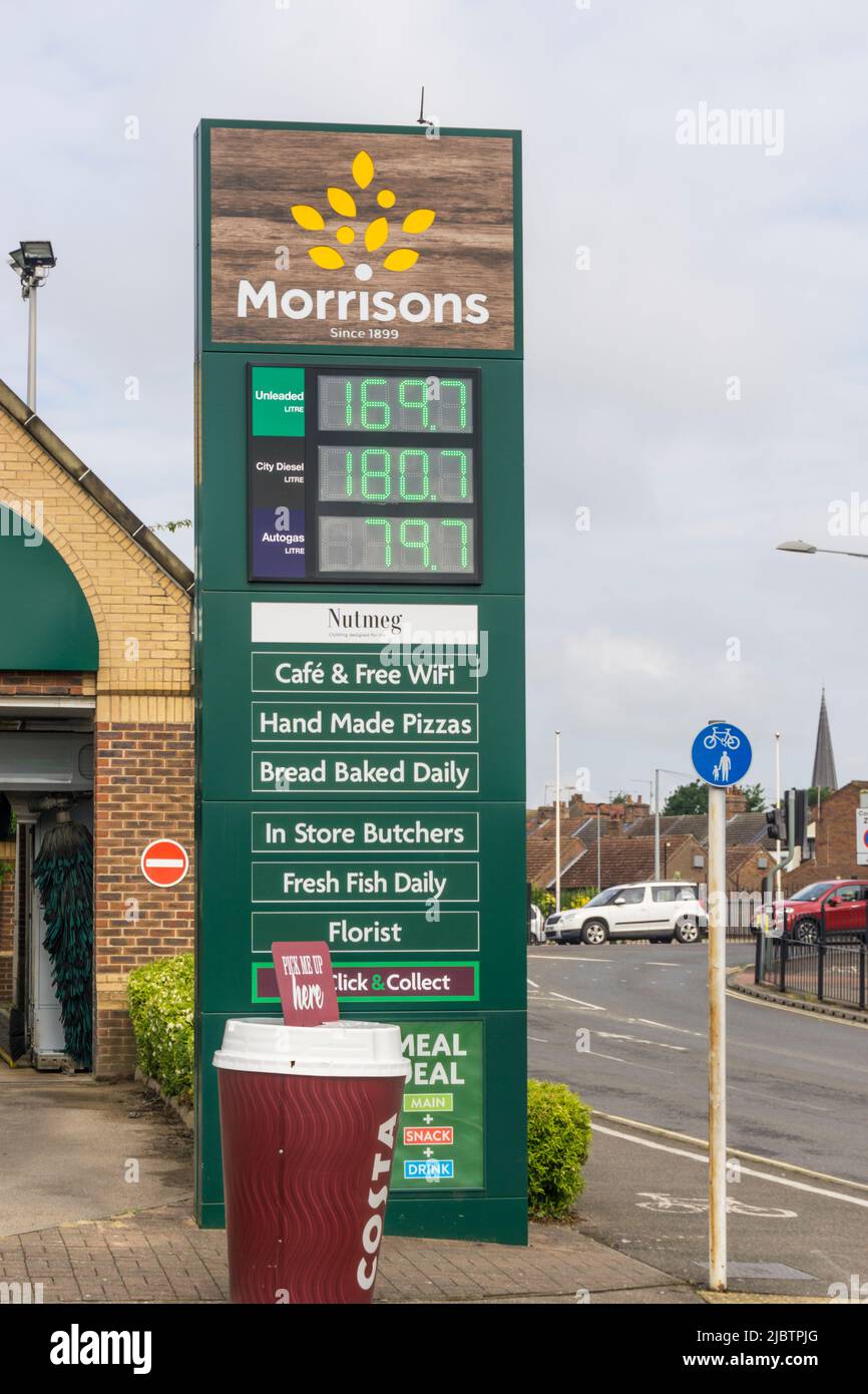 Precios del combustible del 2022 de mayo fuera de un garaje adjunto a un supermercado Morrisons en King's Lynn en Norfolk. Foto de stock