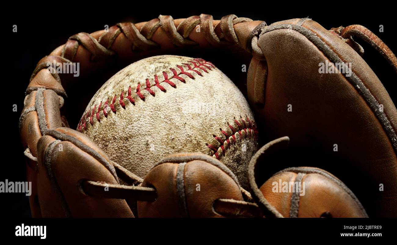 Béisbol viejos desgastados en cuero marrón mitón o guante Fotografía de  stock - Alamy