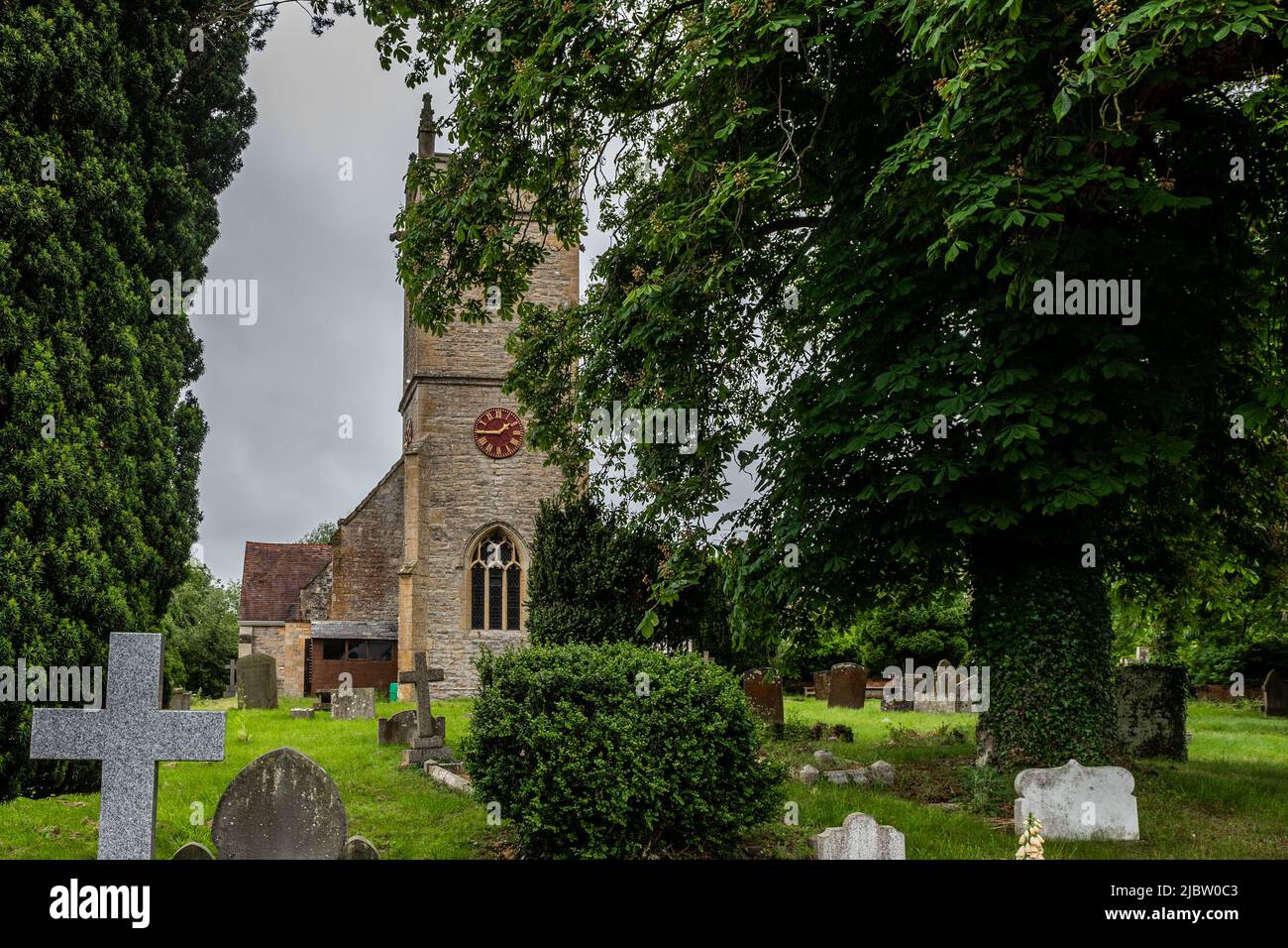 Iglesia de Santa Elena en el pintoresco pueblo de Clifford Chambers, Warwickshire, Reino Unido. Foto de stock