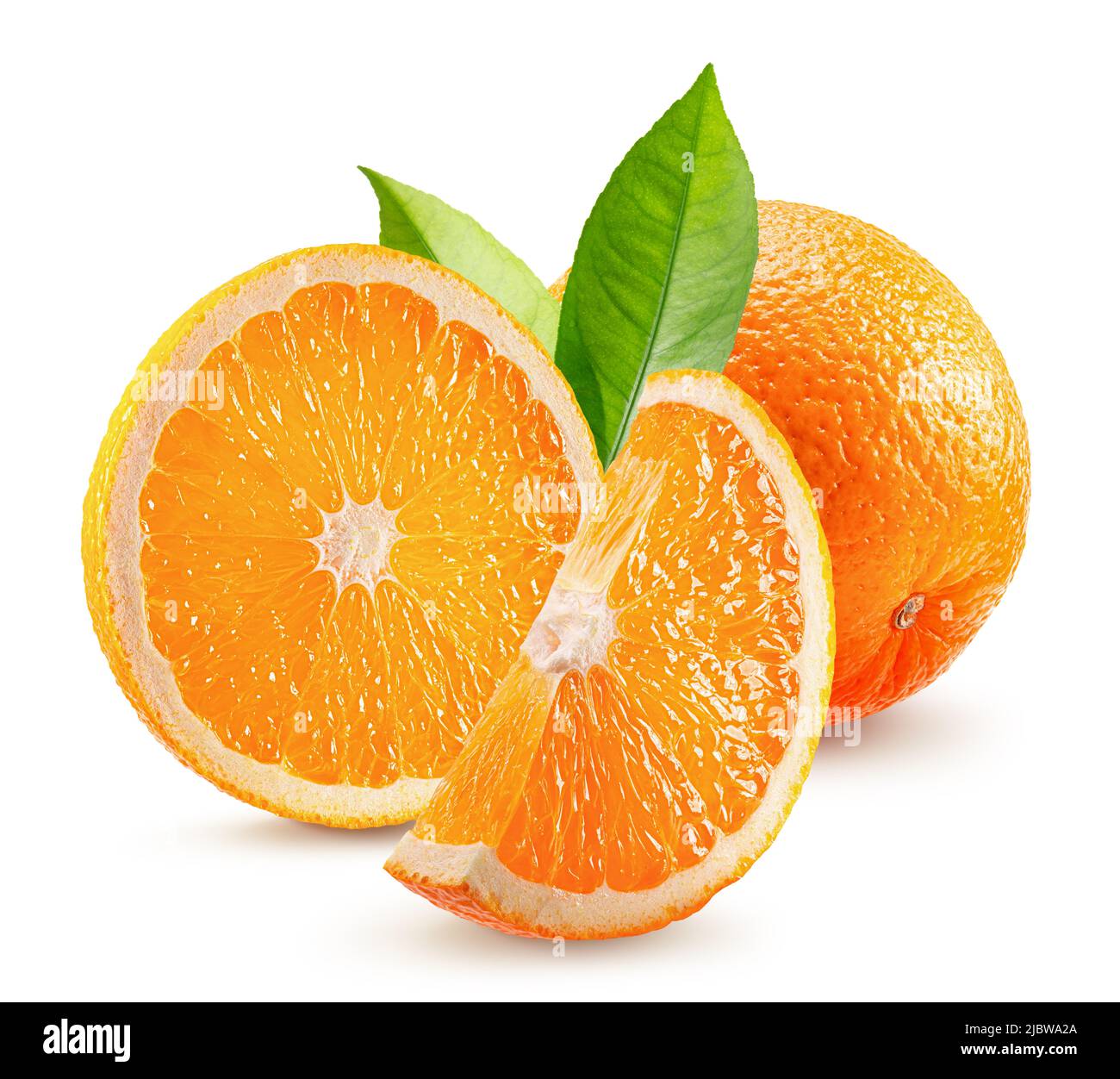 naranjas con hojas aisladas sobre fondo blanco. Foto de stock