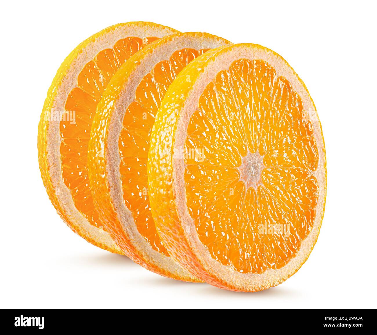 Las rodajas de naranja aislado sobre un fondo blanco. Foto de stock