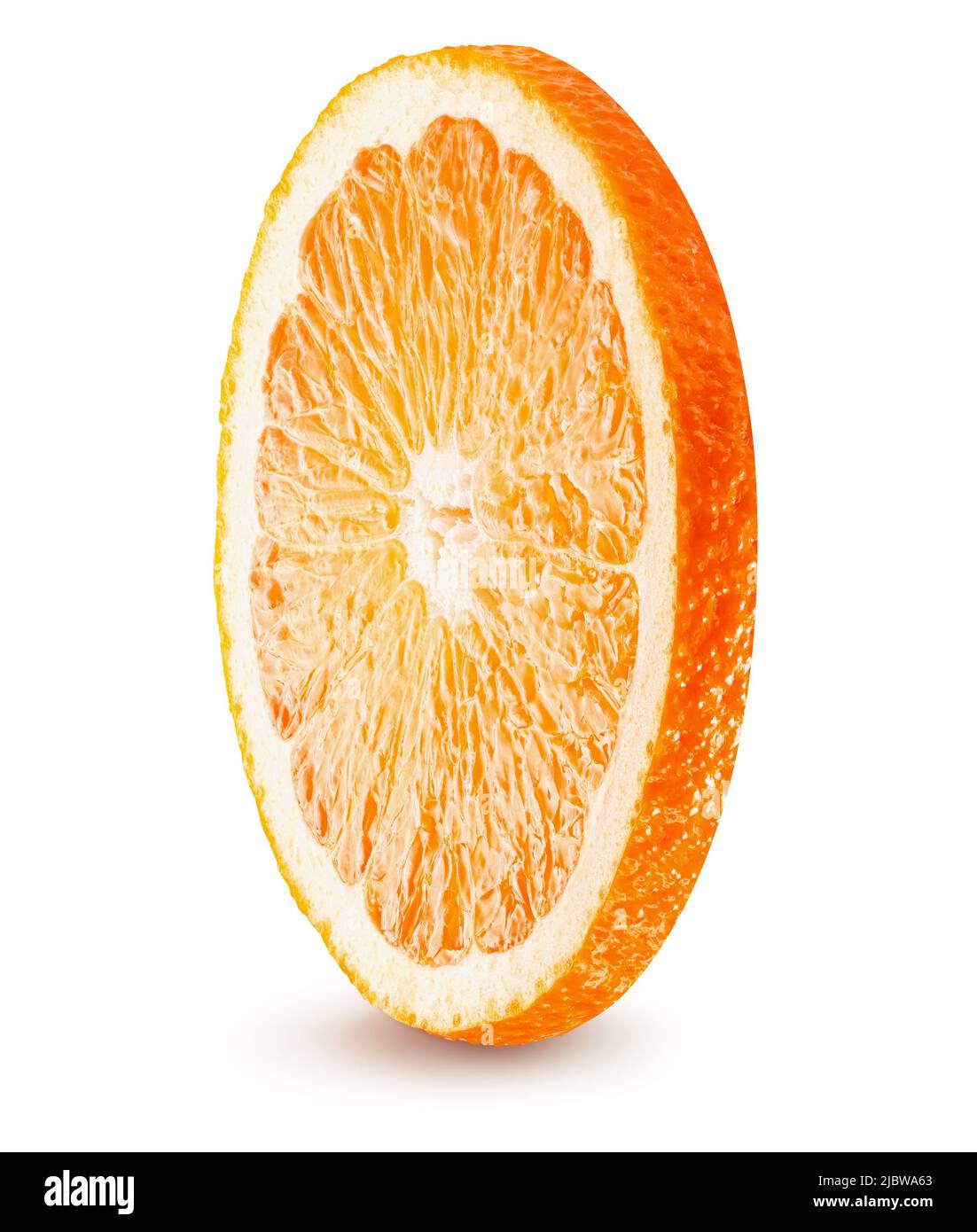 corte naranja aislado sobre fondo blanco con trazado de recorte. Foto de stock