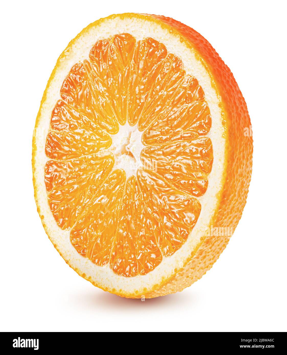 corte naranja aislado sobre fondo blanco con trazado de recorte. Foto de stock