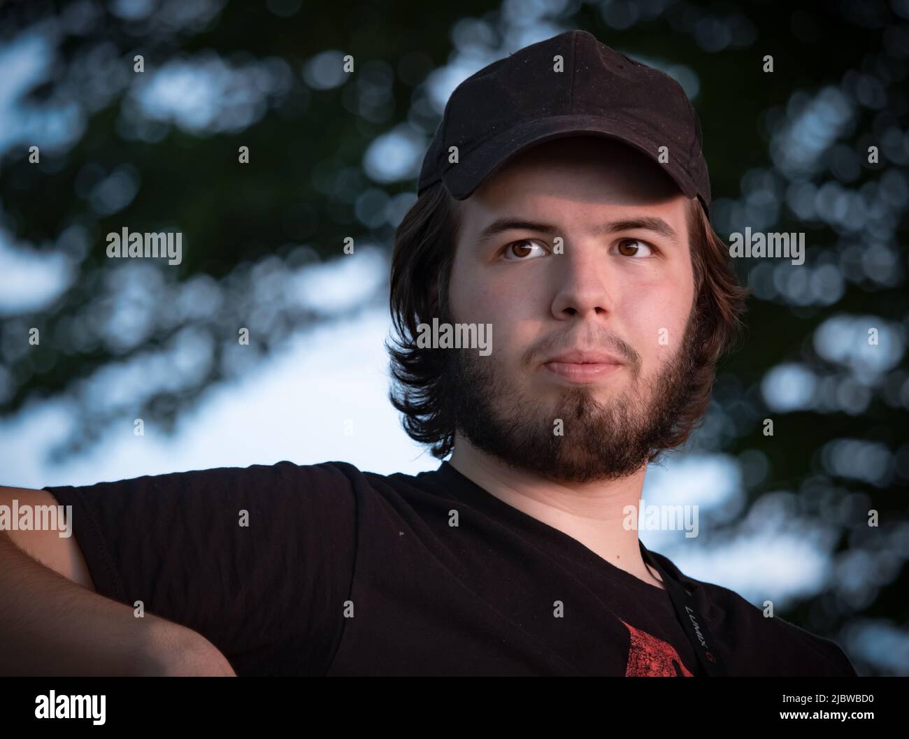 Hombre con barba llena y gorra fotografías e imágenes de alta resolución -  Alamy