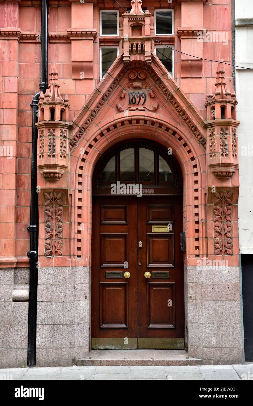 Puerta ornamentada y ladrillo rodean, Clare St, Bristol, Reino Unido, diseñado por Alfred Waterhouse Foto de stock