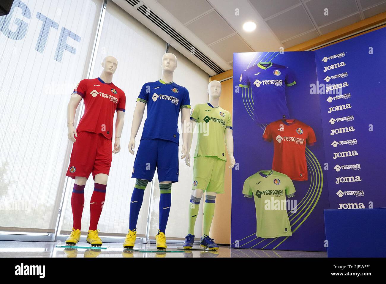 Las nuevas equipaciones de Getafe CF para la temporada 2022/2023. En Getafe,  España, el 8 de junio de 2022. (Foto de Acero/Alter Photos/Sipa USA  Fotografía de stock - Alamy