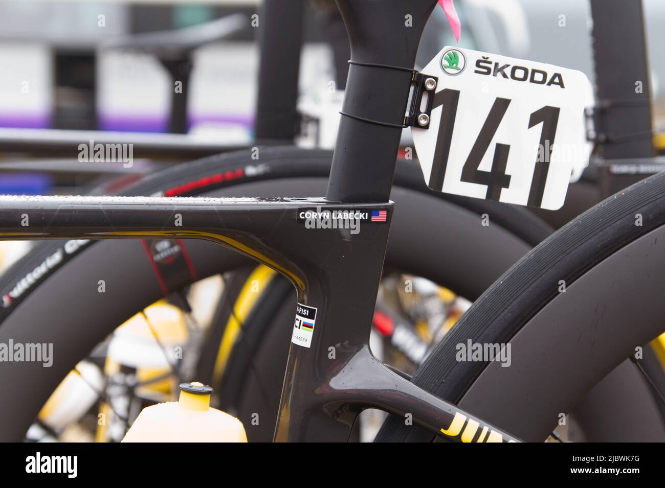 Primer plano de la placa del nombre en la bicicleta del ciclista Coryn  Labecki del equipo Jumbo-Visma Fotografía de stock - Alamy