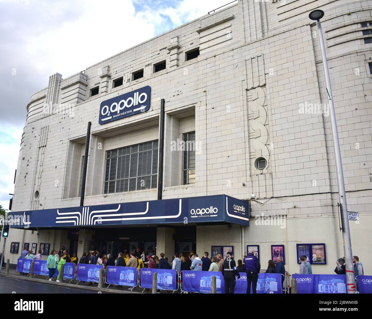 Manchester, Reino Unido. 8th de junio de 2022. Los aficionados a la música o los miembros de la audiencia se ponen en cola para ver a Laura Pergolizzi, la cantante y compositora estadounidense, conocida profesionalmente como LP, fuera del local musical de Apollo en O2, Ardwick, Manchester, Inglaterra, Reino Unido, Islas Británicas. LP está recorriendo su sexto álbum, Iglesias. La fachada del edificio tiene una fachada de terracota blanca vidriada y tiene capacidad para 2.693 personas. Crédito: Terry Waller/Alamy Live News Foto de stock