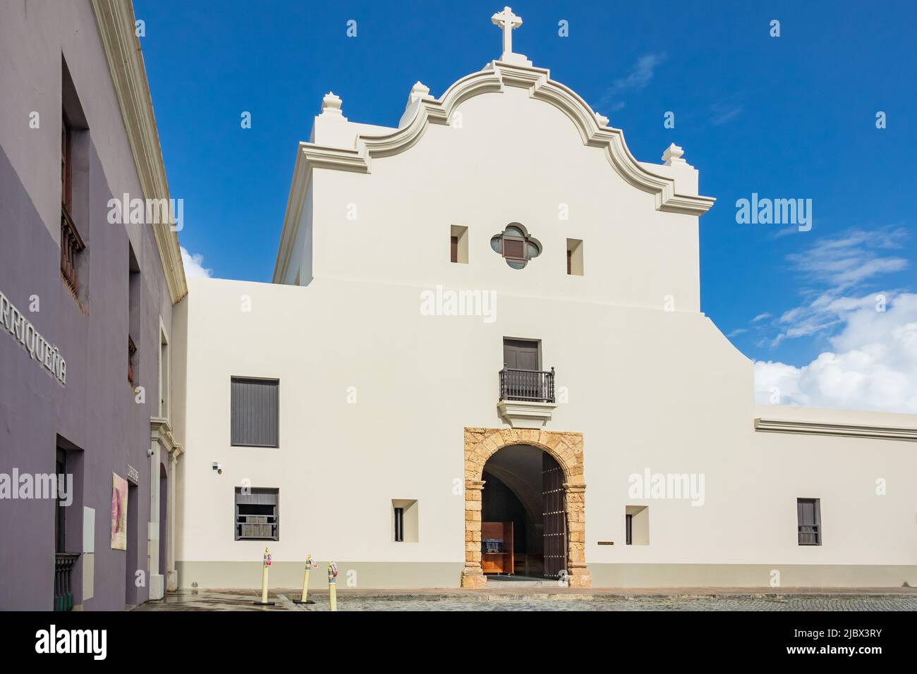 La Iglesia San José del siglo 16th en el Viejo San Juan, Puerto Rico en un día soleado. Foto de stock