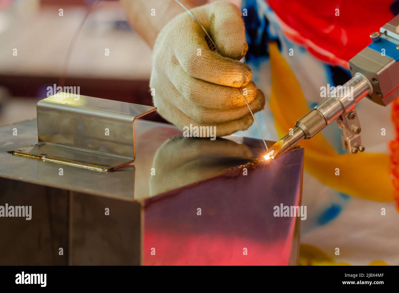 Manos del soldador con una máquina de soldadura láser manual: Primer plano  Fotografía de stock - Alamy