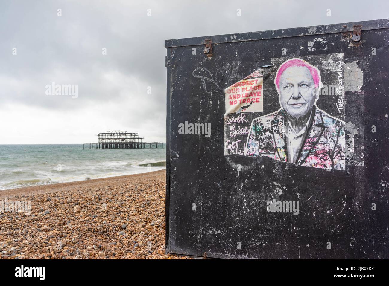 'Respete nuestro lugar y no deje rastro', cartel de David Attenborough en una papelera a lo largo del paseo marítimo de Brighton Beach, East Sussex, Inglaterra, Reino Unido Foto de stock