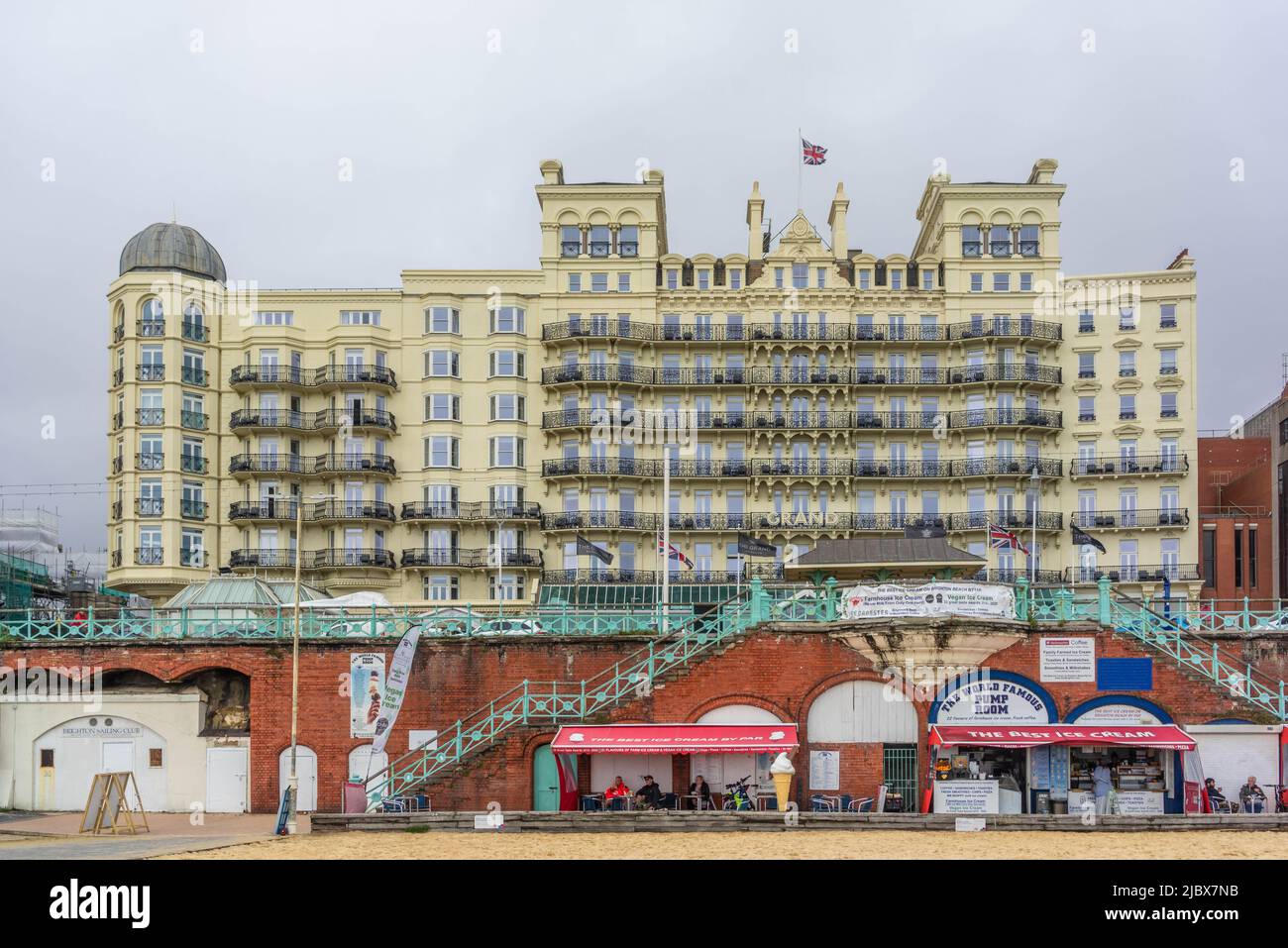 El Grand Hotel, arquitectura histórica victoriana a lo largo del paseo marítimo en Brighton, East Sussex, Inglaterra, Reino Unido Foto de stock