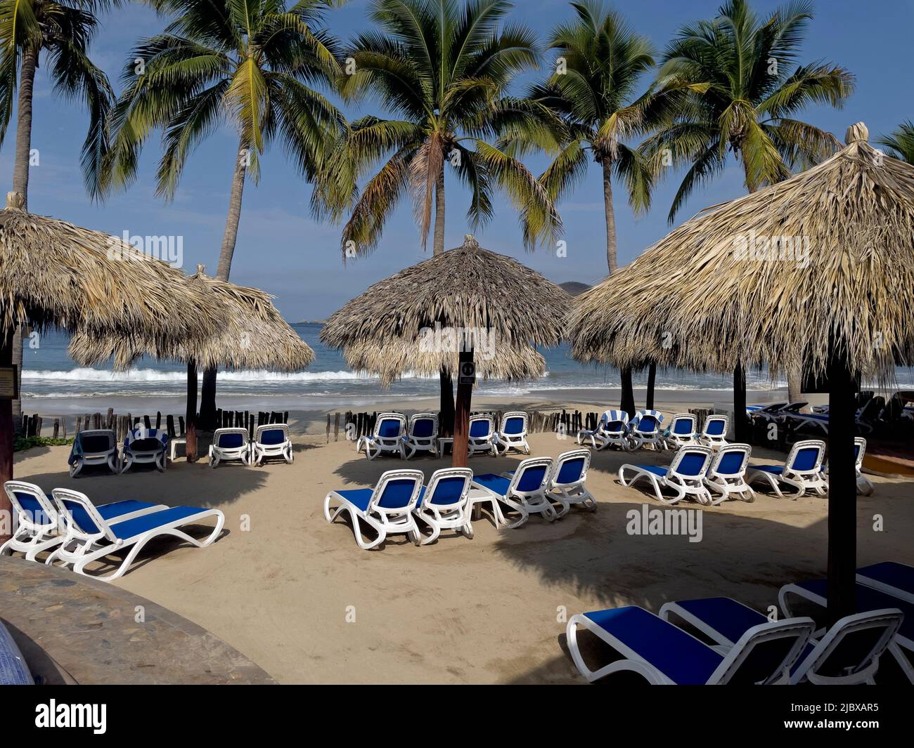 Zona frente a la playa en el hotel EN LA Playa Ropa en Zihuatanejo, México Foto de stock