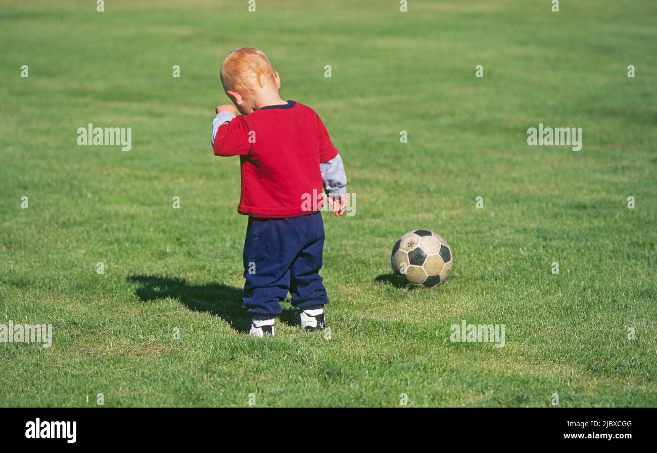 Un joven jugador de fútbol en un campo de fútbol en Redmond, Oregon Foto de stock