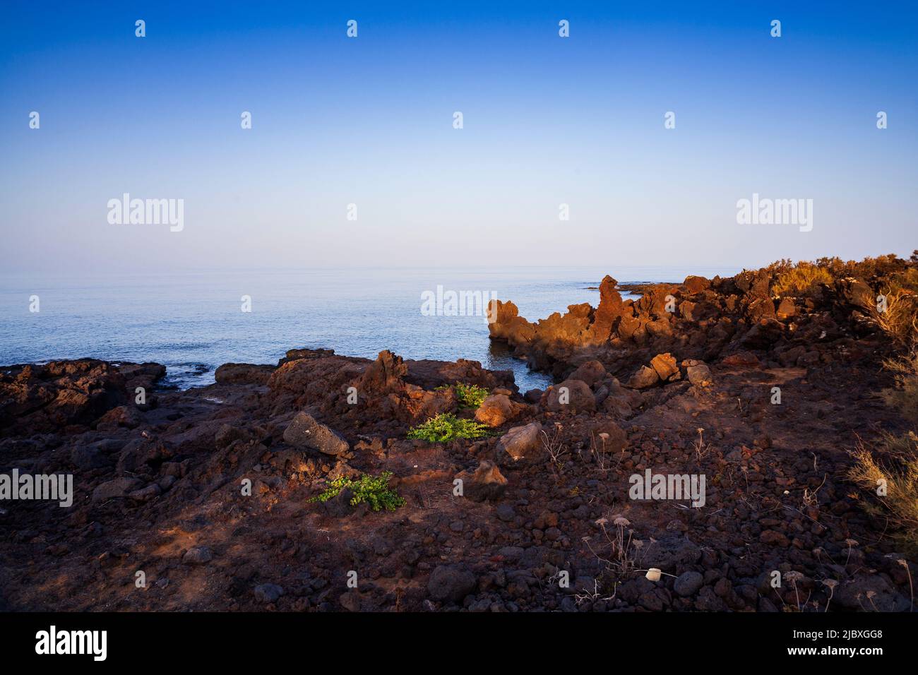 Vista de la típica playa de lava de Linosa, Sicilia Foto de stock