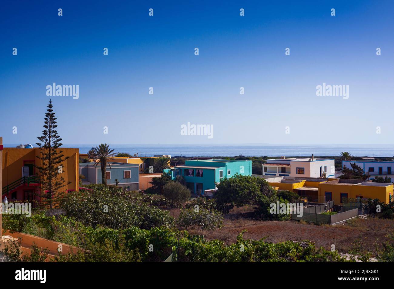 Vista de las coloridas casas de Linosa, Sicilia. Italia Foto de stock