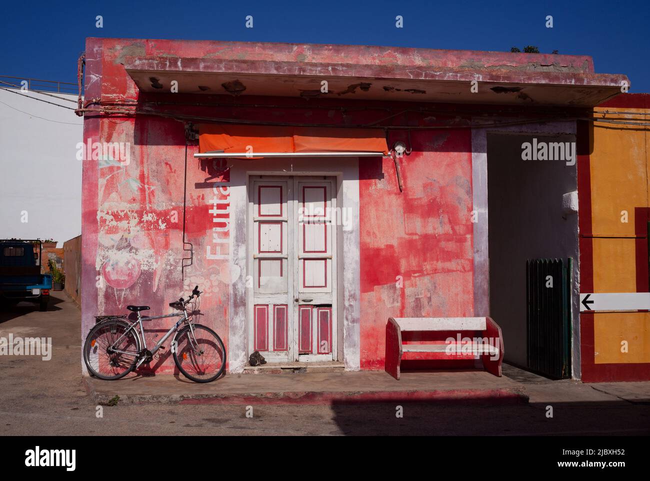Vista de las típicas casas coloridas de Linosa, Sicilia Foto de stock