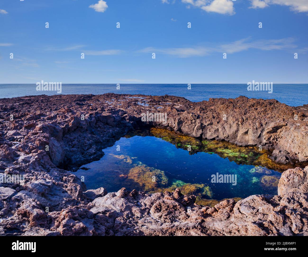 Vista de la playa de lava de Linosa llamada Piscine, Sicilia. Italia Foto de stock