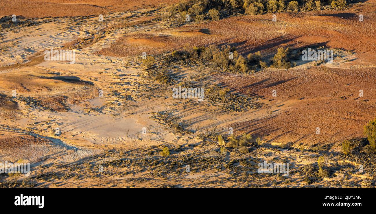 Paisaje árido y seco del centro de Australia del Sur. Imágenes aéreas sobre el Desierto Pintado, Dry Creek Beds, y matorrales Foto de stock