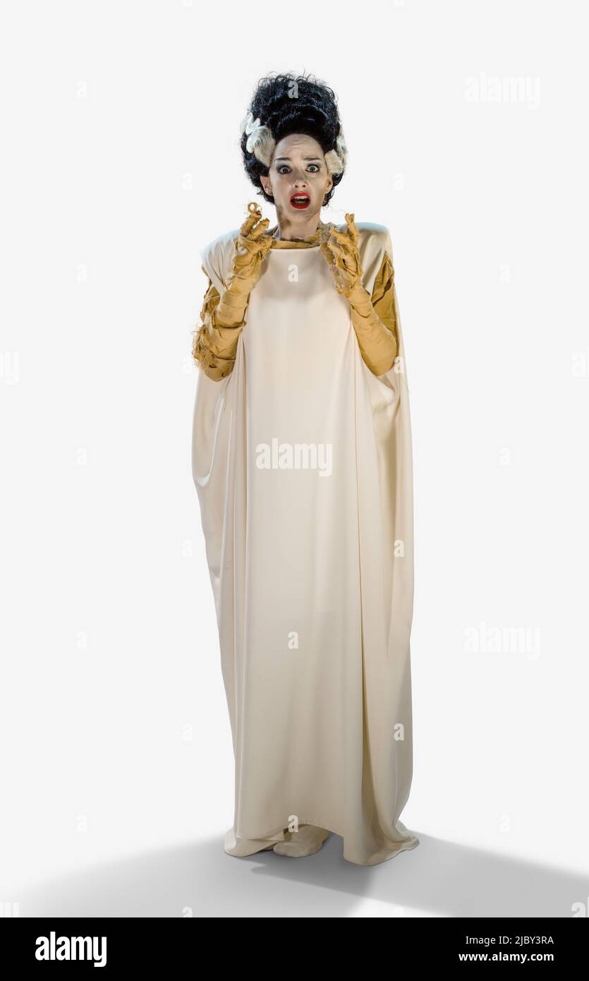 Retrato de una mujer en una novia de Frankenstein disfraz de Halloween  mirando en la cámara asustada, contra fondo blanco Fotografía de stock -  Alamy