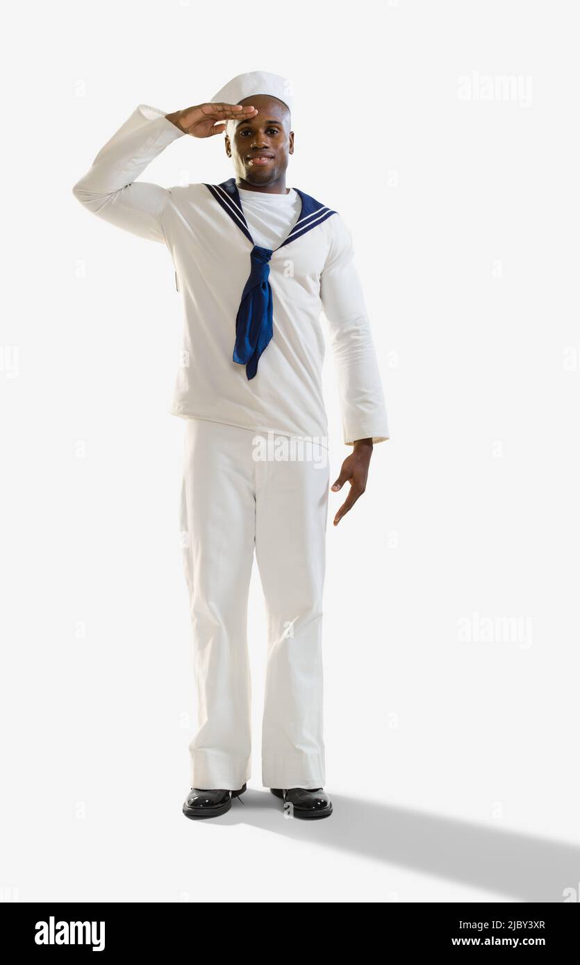Retrato de un hombre negro vestido con un traje de Halloween marinero mirando a la cámara saluting, sobre fondo blanco Fotografía de stock - Alamy Retrato de un hombre negro vestido con un traje de Halloween marinero mirando a la cámara saluting, sobre fondo blanco Fotografía de stock - Alamy