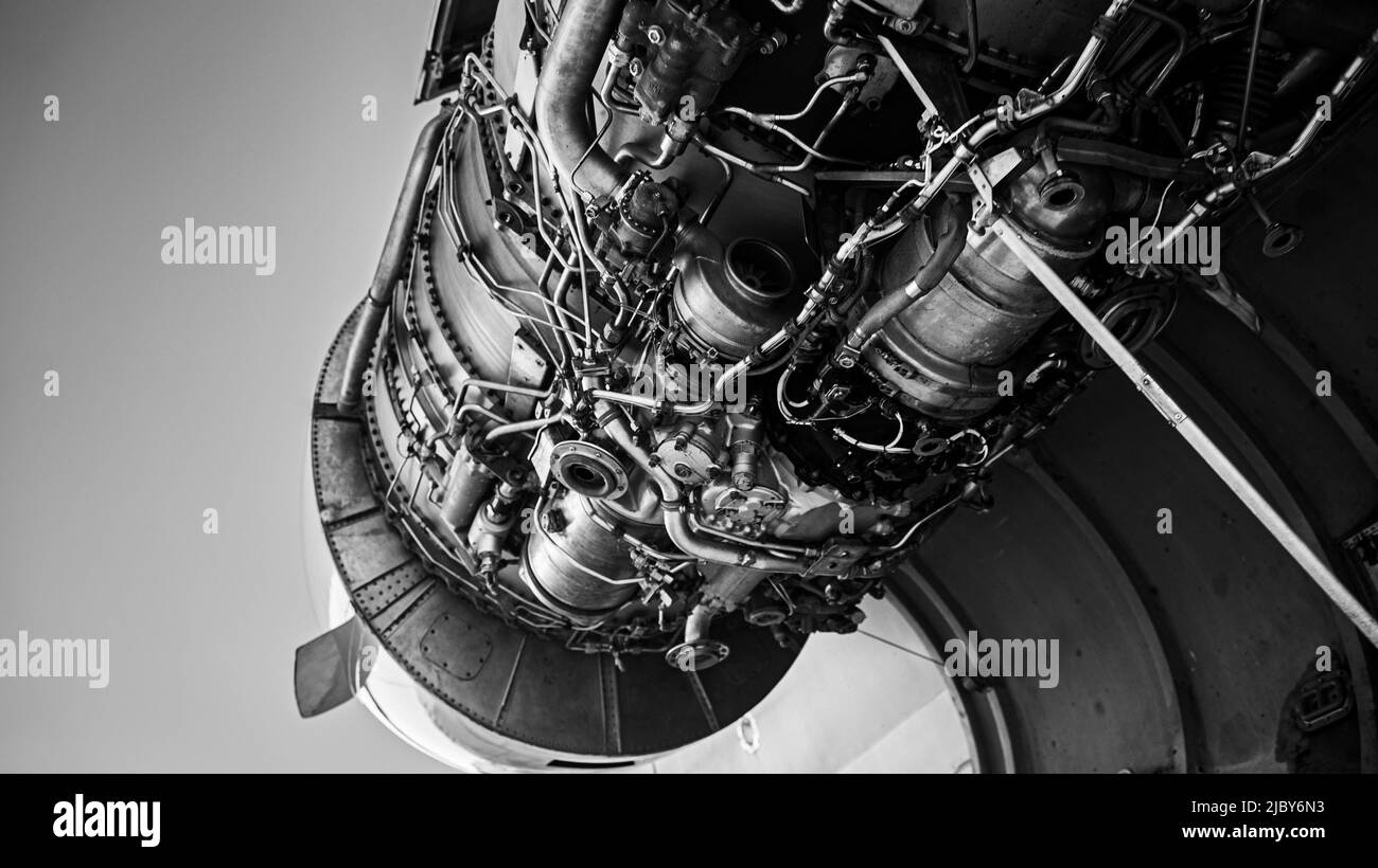 Uno de los motores de un avión comercial en reparación Foto de stock