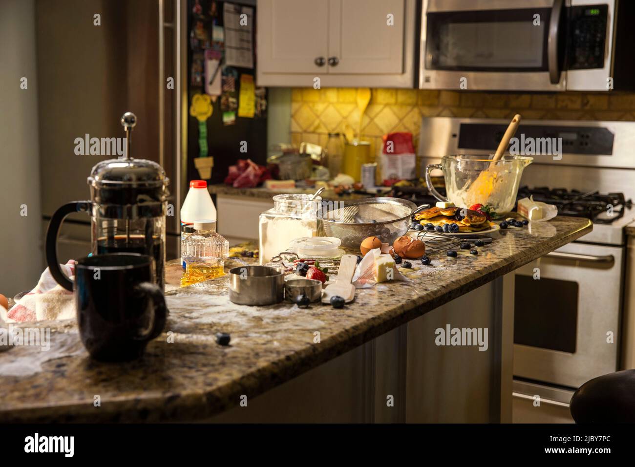 El mostrador de la cocina era desordenado después de hacer tortitas de  arándanos Fotografía de stock - Alamy