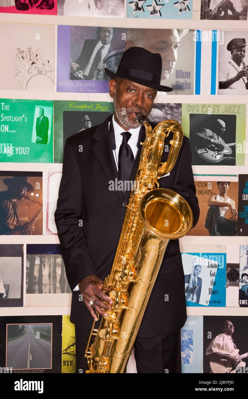 Hombre africano realizando en el saxofón Foto de stock